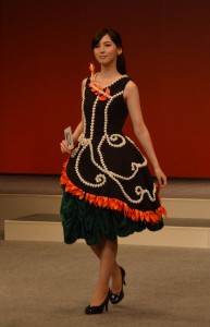 グランプリ県知事賞を受賞した長濱愛さんデザインのドレス＝２９日、那覇市のパレット市民劇場