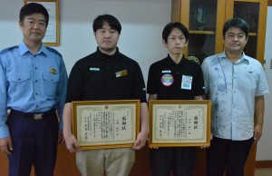 感謝状贈呈後、記念撮影する（左から）平良署長、上里さん、仲田さんら＝１１日、宮古島署