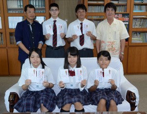 落合さん（奥左）と善平会長（同右）から５人の生徒に奨励金が贈呈された＝２日、宮古総合実業高校