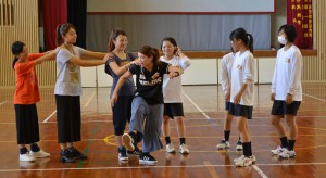 ダンスで楽しそうに交流する愛媛大学の学生（左側）ら＝２６日、伊良部高校の体育館