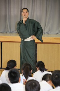 着物姿で生徒たちに講話する川満さん＝２８日、平良中体育館