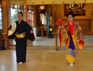 奉納舞踊を披露する関係者ら＝２５日、宮古神社