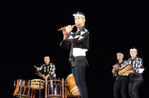 迫力の太鼓の演舞で観客を魅了した鼓童の宮古公演＝29日、マティダ市民劇場