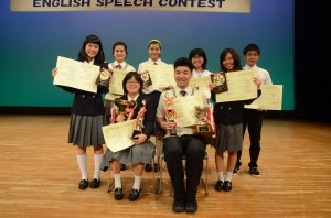 最優秀賞に輝いた申さん（手前右）と赤嶺さん（同左）と入賞者の皆さん＝30日、マティダ市民劇場