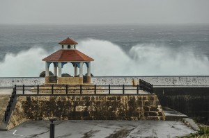台風の接近に伴い、うねりを伴う大波が防波堤に打ち寄せていた＝１１日午前８時３５分すぎ、友利地区博愛漁港