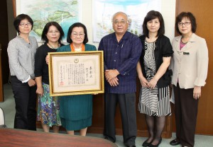 下地市長（右から３人目）に功労者表彰の受賞を報告した仲田さん（左から３人目）＝１２日、市長室