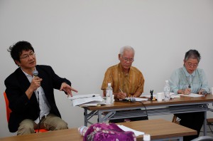 （写真左から）梅崎氏、長濱氏、福氏の専門家が「宮古馬」についてトークセッションを行った＝３日、市公設市場２階のミライへセンター