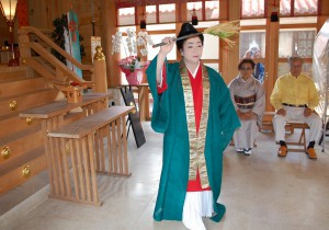 亀浜さんが神前で奉納舞踊「大世栄」を舞った＝２３日、宮古神社境内