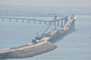 来年１月３１日の開通に向け順調に工事が進む伊良部大橋＝１１日、伊良部側