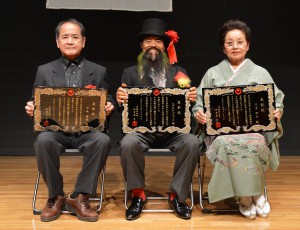 ２０１４年度県文化功労者で表彰された（左から）下地さん、川満さん、又吉さん＝６日、那覇市の県立博物館・美術館
