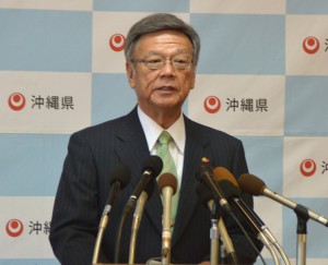 就任会見で決意を述べる翁長知事＝１０日、県庁