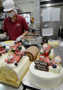子供たちに笑顔を届けるクリスマスケーキ作りがピークを迎えている＝２３日、市内平良のケーキ店