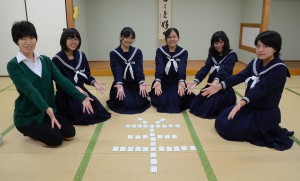 今年、部活に昇格し、大きく飛躍する宮古高校のかるた同好会。かるたの札で「羊」の文字をつくり「ひつじ年」に飛躍を誓う（左から）長塚教諭と戸田さん、宮川さん、下地さん、奥平さん、平良さん＝宮古高校