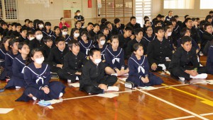 大城係長の講演を聞く生徒たち＝１３日、久松中学校体育館