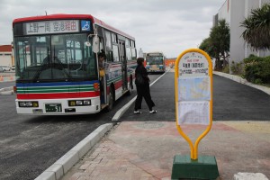 各社が相互に乗り入れ、各路線への乗り換えが可能となった平良港バス停＝１日、平良港
