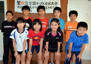 県小学卓球の団体戦で男女アベック優勝を飾った宮古南星クラブのメンバー＝１１日、宮古南星クラブ