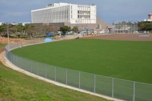 グラウンド部分はほぼ完成している市営球場＝１２日、宮古島市営球場