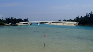 伊良部島（左）と下地島間に架け替える乗瀬橋の完成予想図（県宮古土木事務所道路整備班の提供）