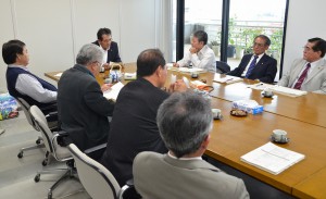 仲間則人氏が新委員長に就任したが与党に対立する議員側４人が西里氏を巡る問題で退席した経済工務委員会＝９日、市役所平良庁舎