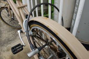 自転車に馬蹄錠を掛け、ワイヤロックで固定物につなぐことで自転車盗の被害抑止につながる＝８日、宮古島署