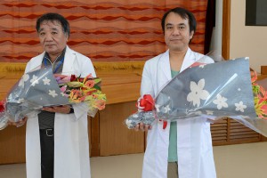 歓迎の花束を受ける知念医師（左）と松原医師＝１日、宮古南静園