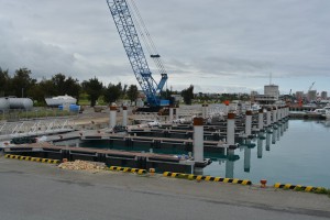６月上旬に供用開始が予定されているくし型浮き桟橋＝１０日、荷川取漁港