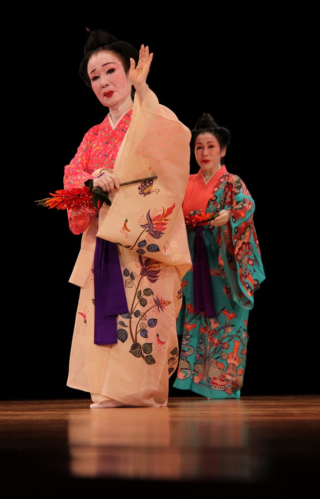 琉球王朝時代を再現／知念範紺琉装文化学院公演 – 宮古毎日新聞社