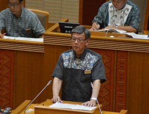 県議会６定例会の代表質問初日で答弁する翁長知事＝２４日、県議会