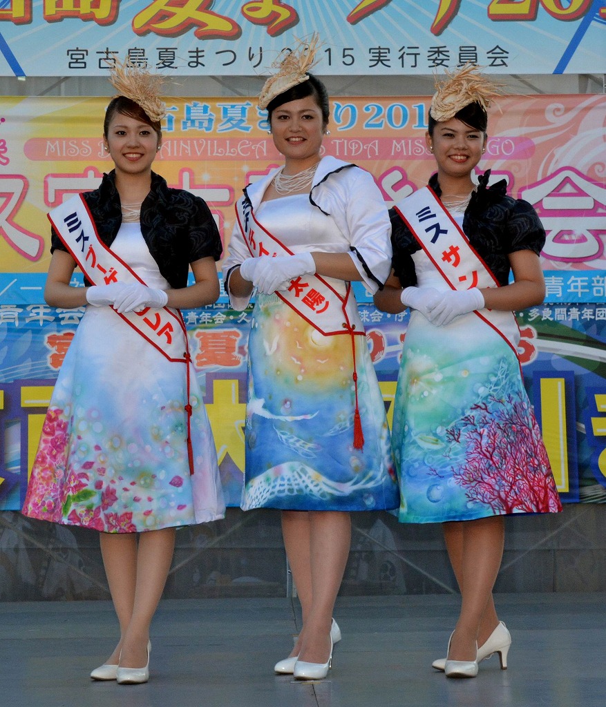 第４２代ミス宮古島の 左から 伊山杏樹さん 深澤しほさん 上原さくらさん ステージ前の市民から激励を受けた ２６日 市下里公設市場前 宮古毎日新聞社ホームページ 宮古島の最新ニュースが満載