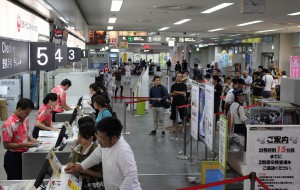 チェックインカウンターには手続きの順番を待つ観光客らの列ができていた＝１０日、宮古空港