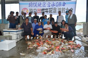 大漁で記念撮影する参加者ら＝１９日、狩俣漁港