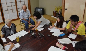 宮古方言の聞き取り調査をする琉大の琉球方言研究クラブの学生ら＝１８日、城辺公民館