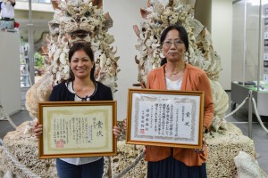 琉球新報社長賞の上里さん（右）と努力賞の香川さん＝１９日、宮古空港