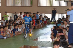 「ぶたはしゃべる」が呼び掛けられた自転車安全教室＝11日、東小学校