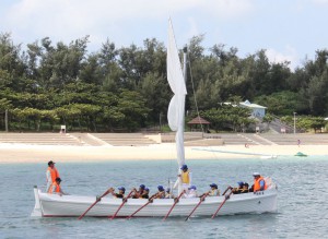 カッターで佐良浜漁港を目指し出航する生徒たち＝８日、パイナガマビーチ