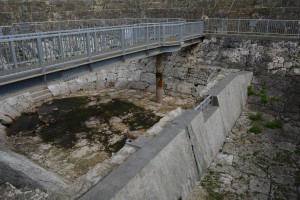地下ダムの水量を示す水位観測施設。干上がって水量の少なさを表している＝８日、城辺福里