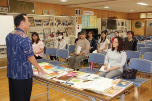 砂川氏の話に聞き入る参加者たち＝１７日、平良第一小学校