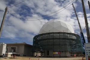 整備が進む準天頂衛星システム宮古島追跡管制局＝１７日、上野新里・旧上野清掃センター跡地