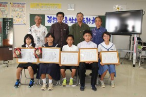 善行児童生徒の表彰を受けた（前列左から）赤嶺さん、下地さん、狩俣君、砂川君、仲地さん＝１８日、宮古教育事務所