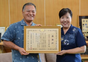 宮川校長（左）に感謝状を贈呈した宇栄原署長＝２６日、久松小学校