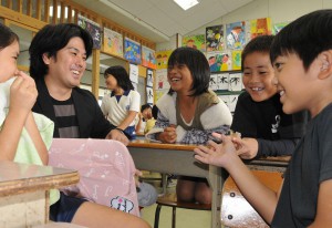 平良教諭の授業では、教室に子供たちの笑顔が広がり、学ぶことの楽しさを感じさせる雰囲気が広がっている