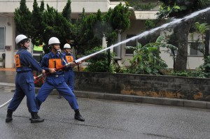 出初め式で放水を披露する消防団員＝６日、多良間村役場前