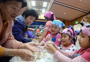 デイサービス利用者と園児たちが楽しいひとときを過ごしたもちつき交流会＝２１日、上野老人福祉センター