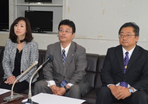 今夏の参院選沖縄選挙区に出馬表明した金城竜郎氏（中央）と釈量子党首（左）ら＝１５日、県庁記者クラブ室