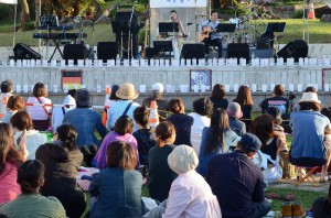 夏川りみらが、被災地の復興願ってイベントを盛り上げた宮古島アカリトライブ＝１６日、うえのドイツ文化村ステージ広場