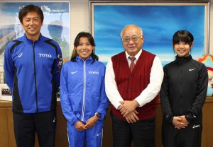下地市長（右から２人目）に仕上がり状況をなど報告した早川選手（左から２人目）と山本コーチ（左）ら＝４日、市長室