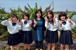 民泊で訪れた（左から）町井さん、黒木さん、山口さん、池田さん。中央は受け入れ農家の佐和田さん＝17日、城辺友利