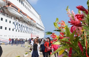 スーパースターアクエリアス号で約１６００人が宮古島観光に訪れた＝２８日、平良港下崎埠頭