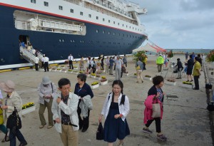 宮古島の観光を楽しみにしていた乗船客ら＝１４日、平良港下崎埠頭