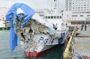 平良港に入港した船首部分を大きく破損した巡視船「のばる」＝９日午後４時、平良港